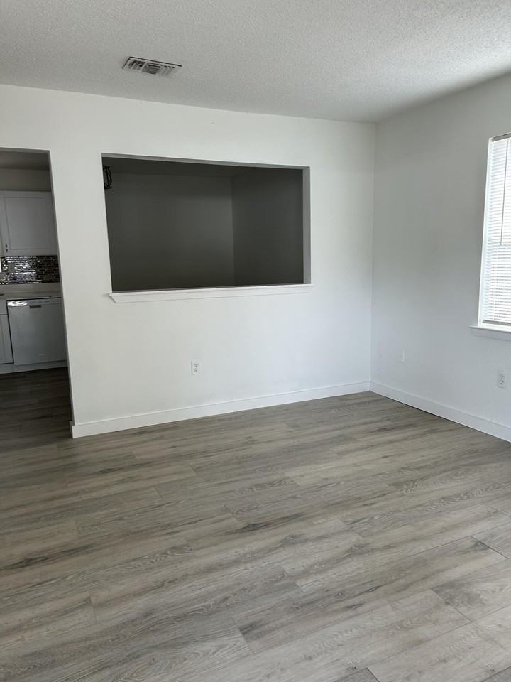 1005 Pinetree Rd - Photo 4 of 20