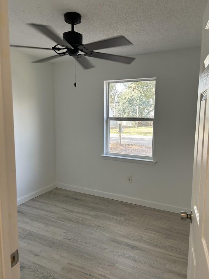 1005 Pinetree Rd - Photo 7 of 20