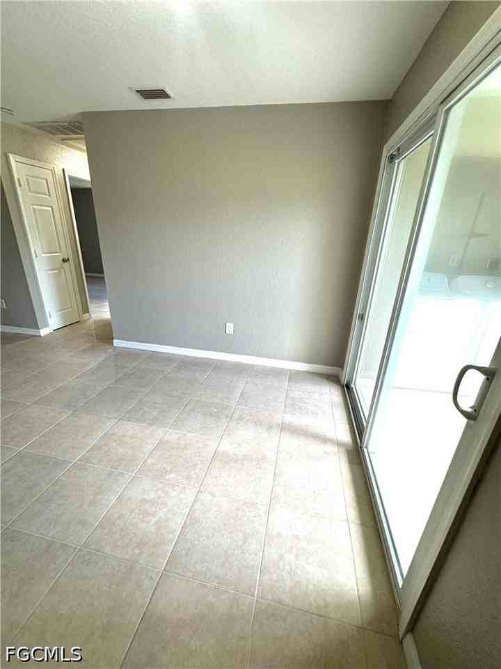 129 Se 23rd Pl - Photo 5 of 11