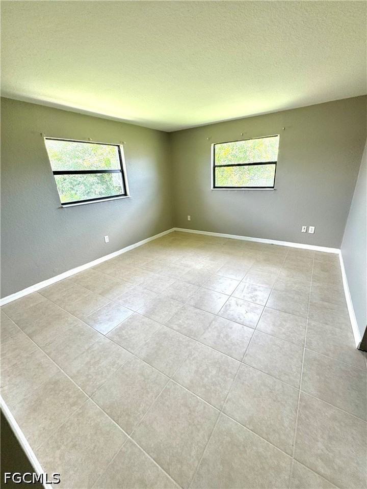 129 Se 23rd Pl - Photo 7 of 11
