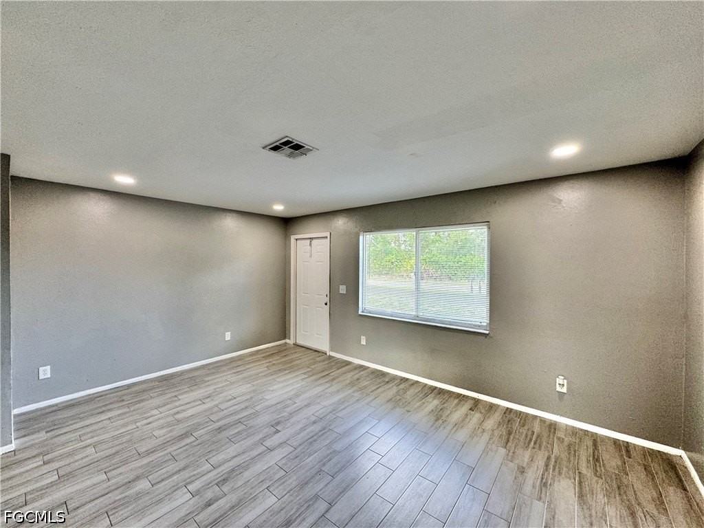 142 Harry Ave S - Photo 2 of 28