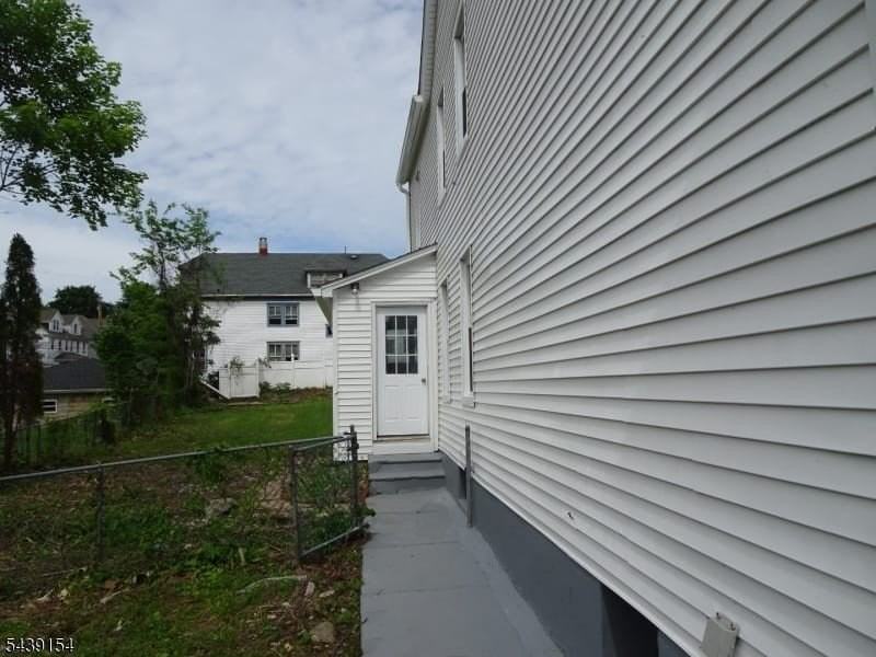 689 Sayre Ave - Photo 3 of 25