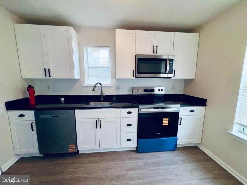 221 Highland Blvd Apt B - Photo 5 of 14