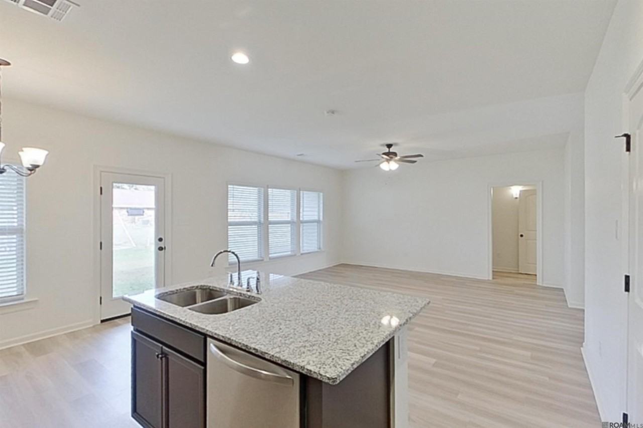 123 Salvat Dr - Photo 4 of 16