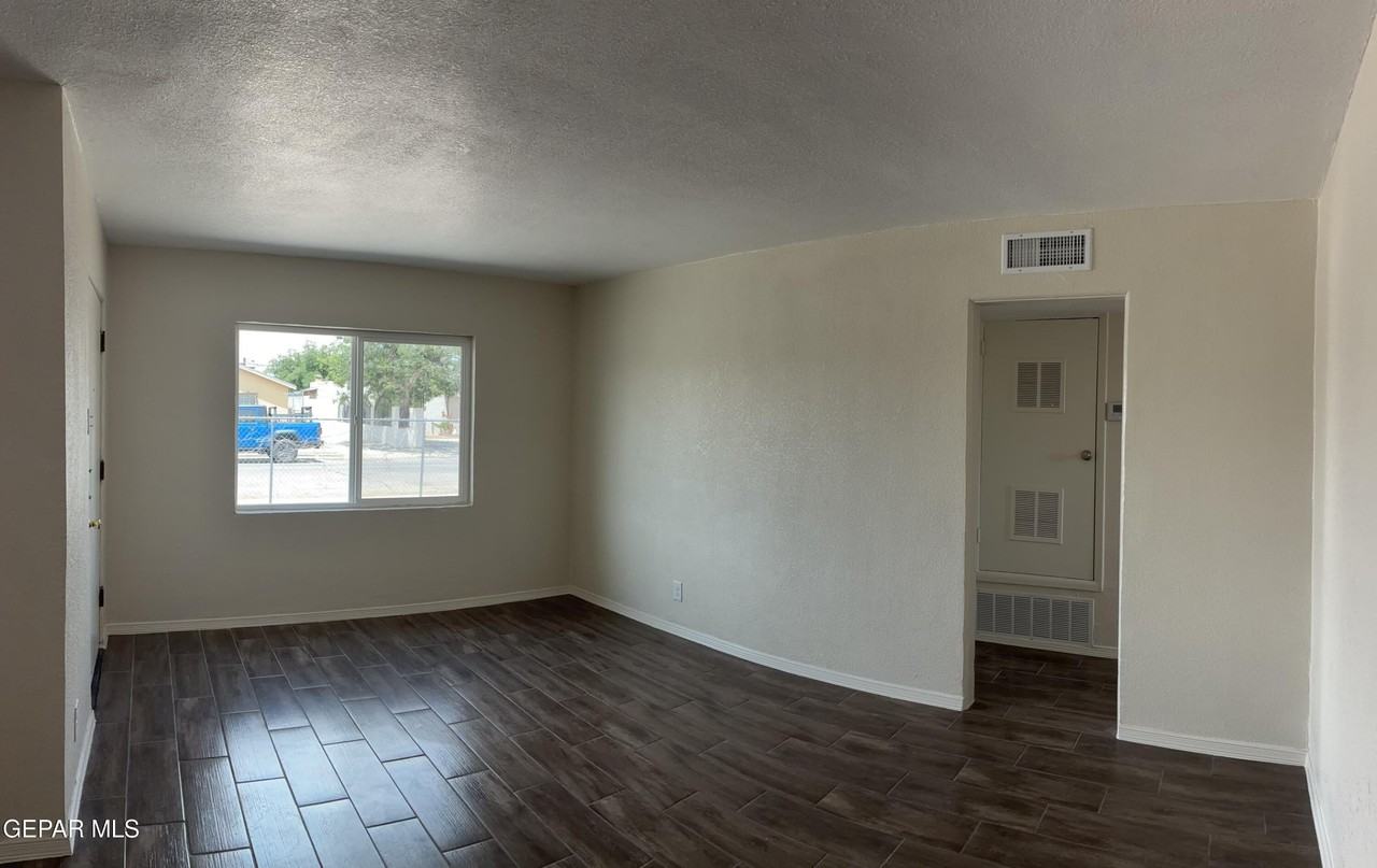 608 Barcelona Dr - Photo 5 of 15