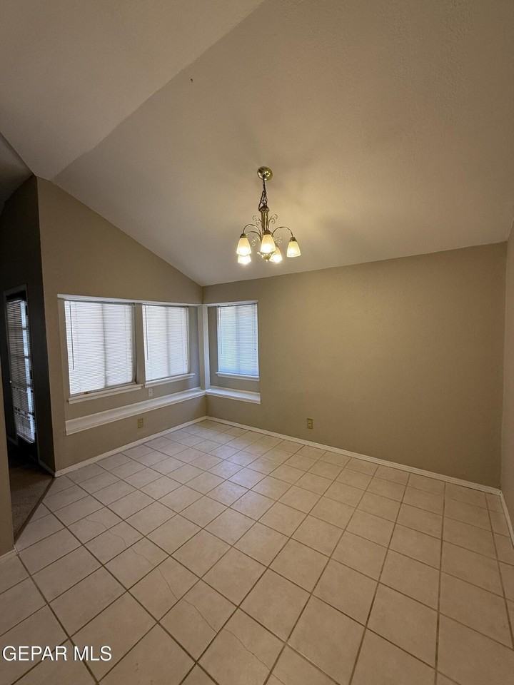 741 Villa Vanessa Dr - Photo 4 of 14