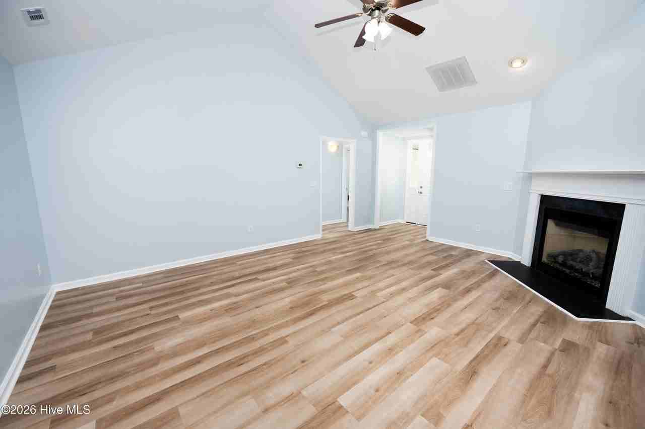100 Lakeside Green Dr - Photo 2 of 20