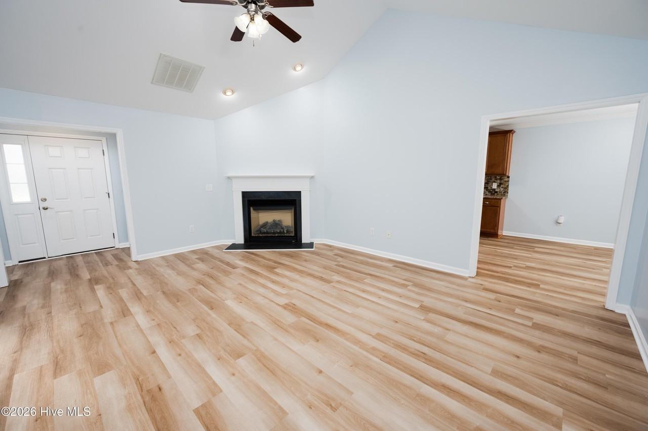 100 Lakeside Green Dr - Photo 3 of 20