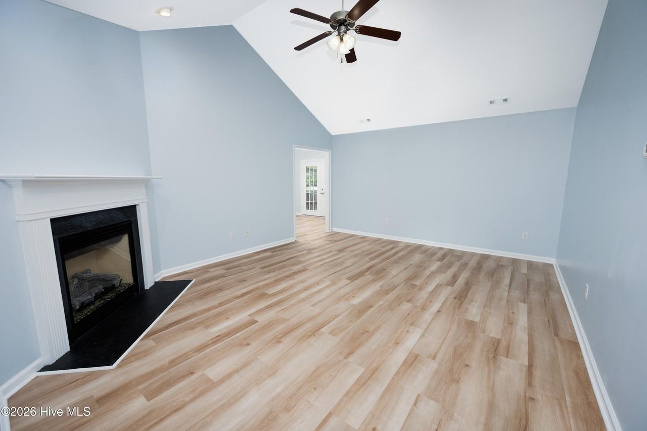 100 Lakeside Green Dr - Photo 4 of 20