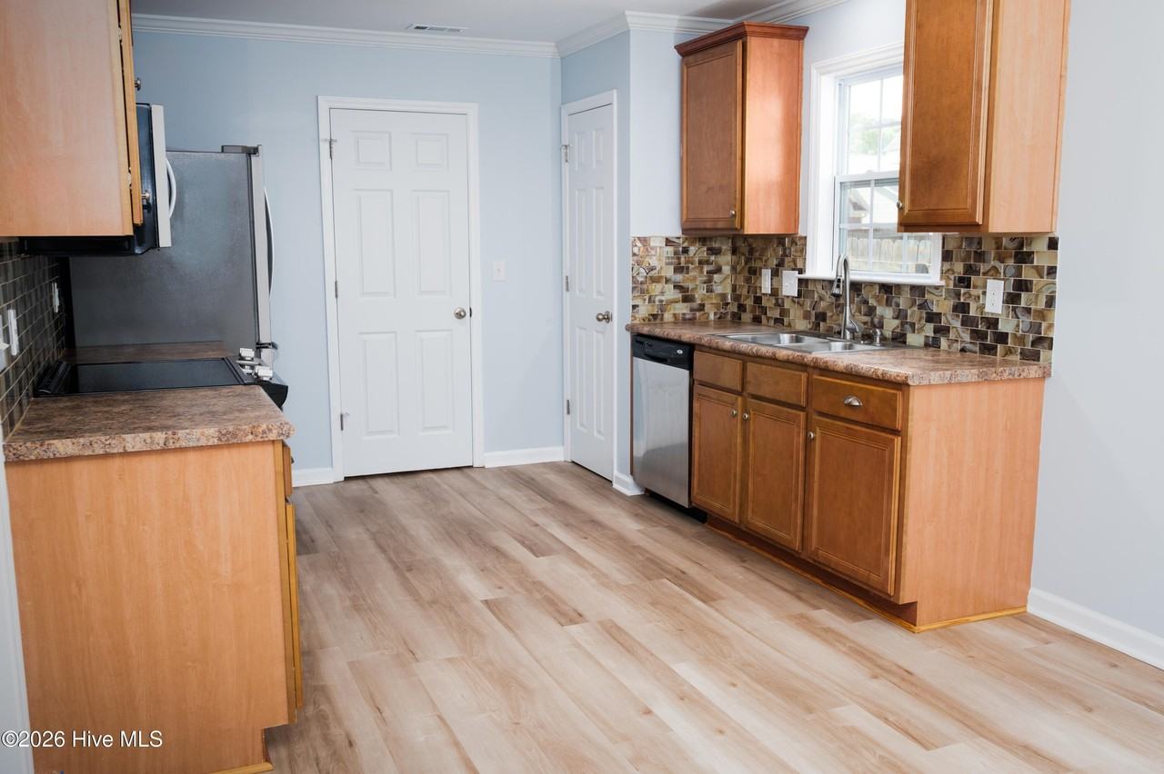 100 Lakeside Green Dr - Photo 5 of 20