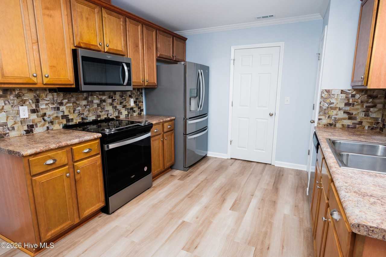100 Lakeside Green Dr - Photo 6 of 20