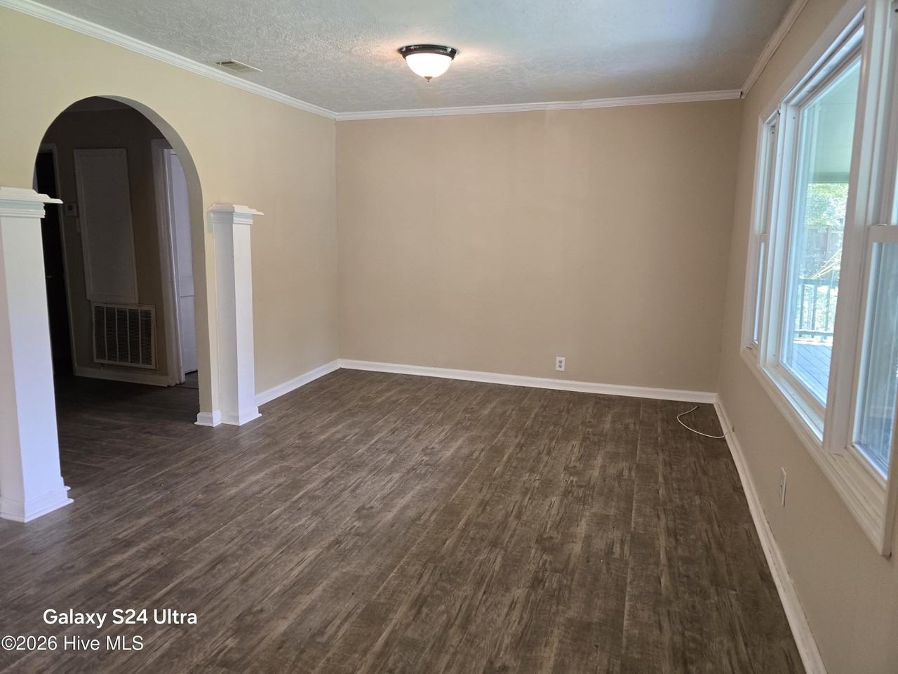 2511 Rhodes Dr - Photo 2 of 11