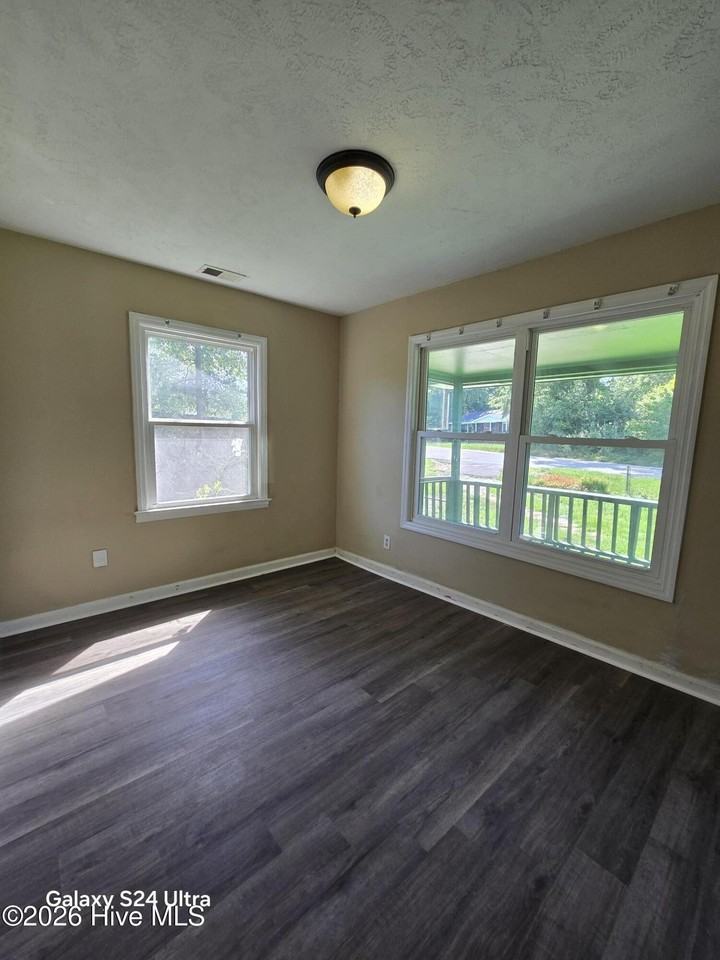 2511 Rhodes Dr - Photo 4 of 11