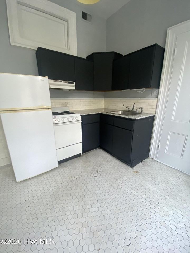 202 S 3rd St #6 - Photo 3 of 6