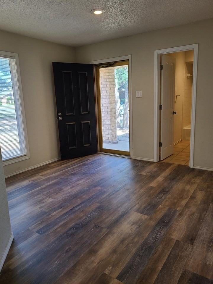106 Troy Ave - Photo 3 of 20