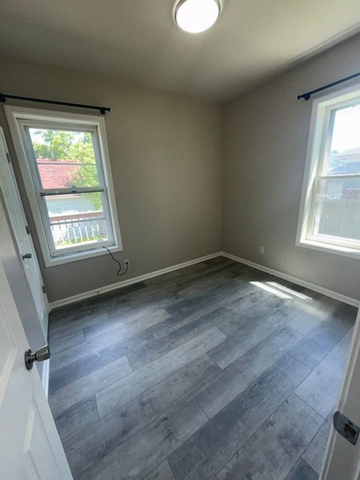 2424 50th St - Photo 5 of 11