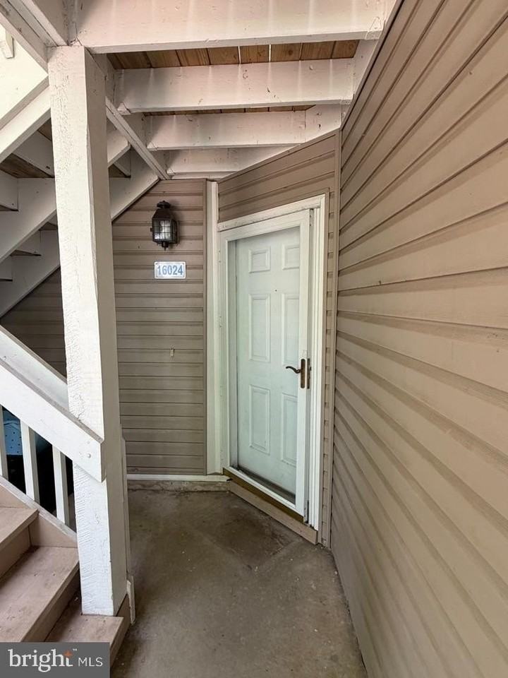16024 Beacon Hill Dr - Photo 2 of 12