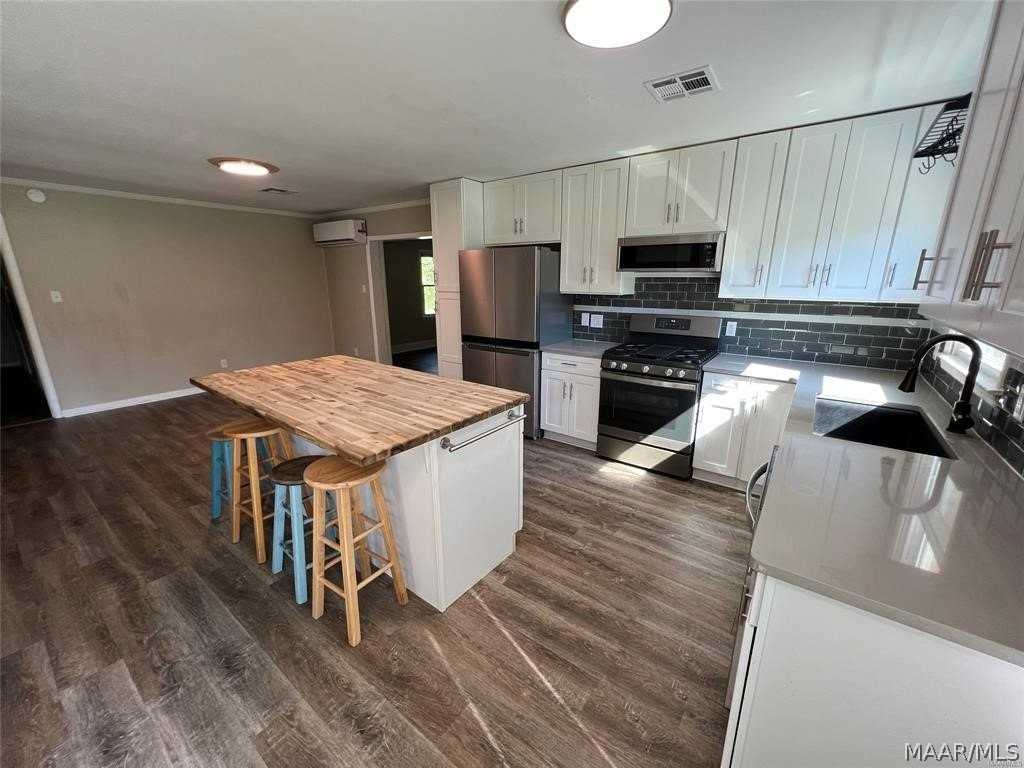 147 Lawrence St - Photo 6 of 16
