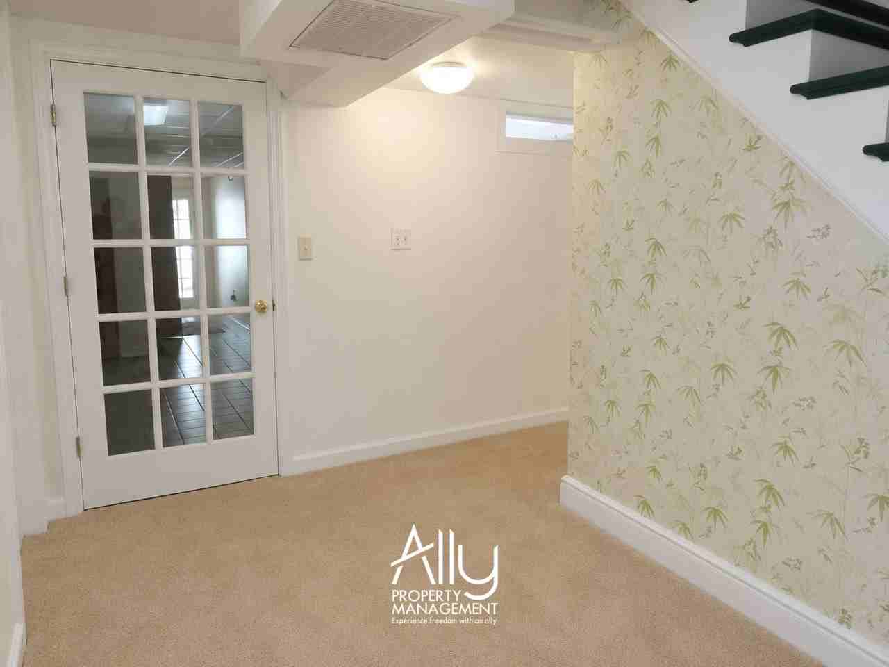1605 Cambridge Cir #1 - Photo 4 of 31