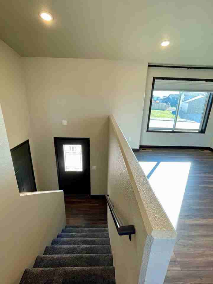 557 Mace Dr - Photo 2 of 36
