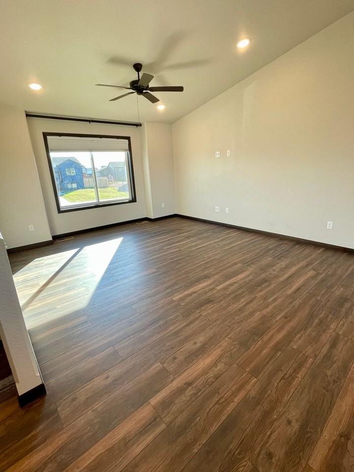 557 Mace Dr - Photo 3 of 36