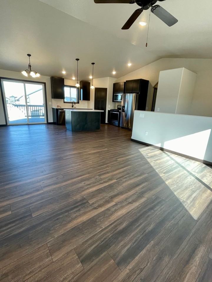 557 Mace Dr - Photo 4 of 36