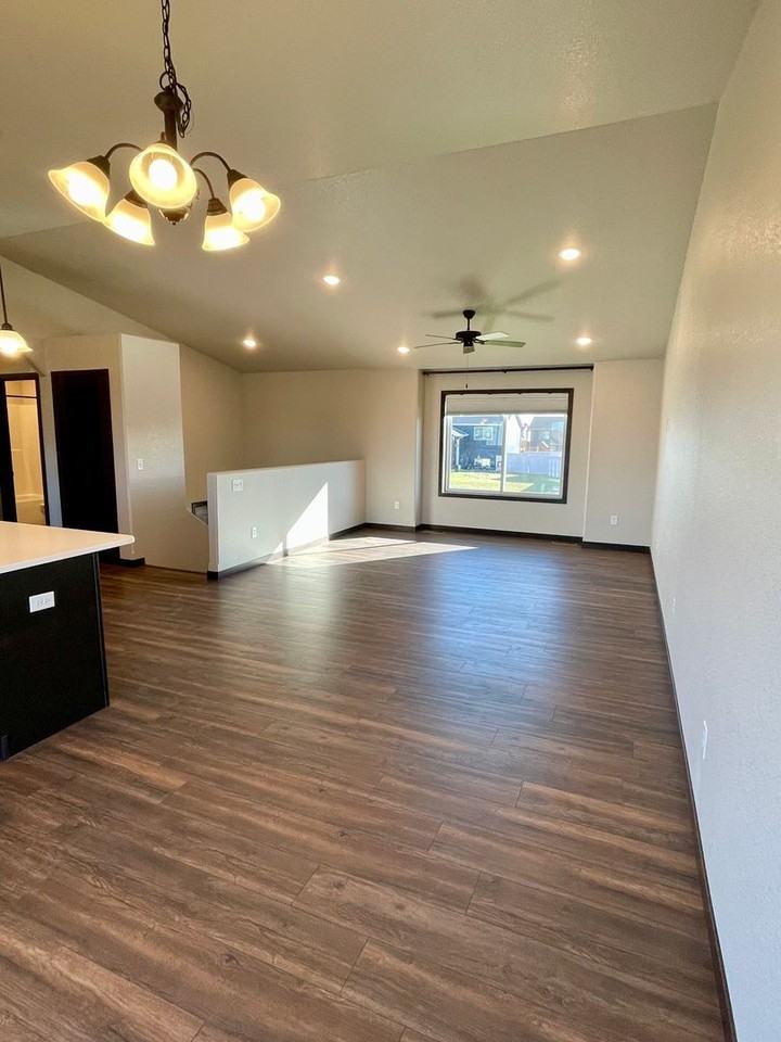 557 Mace Dr - Photo 5 of 36