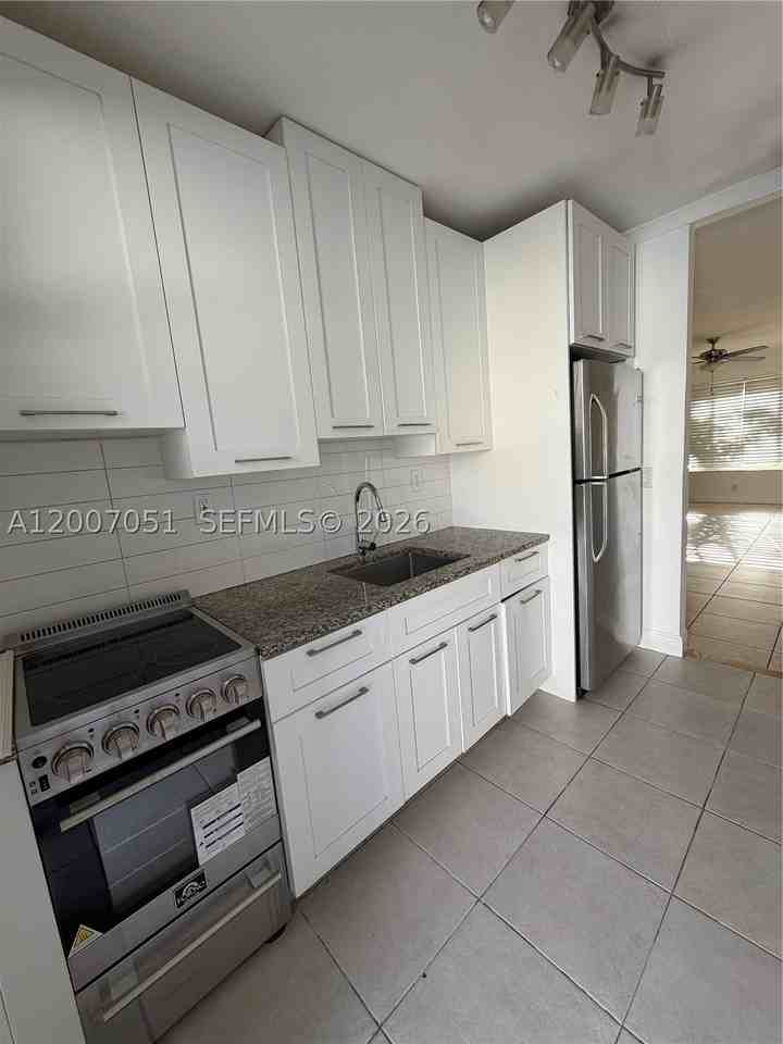 812 Ne 90th St #1 - Photo 5 of 24