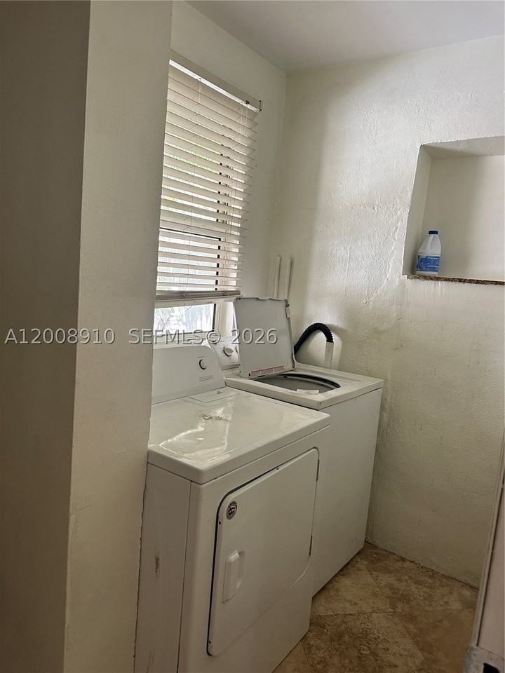 1422 Wiley St - Photo 4 of 19