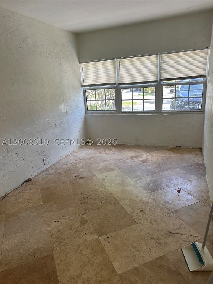 1422 Wiley St - Photo 5 of 19