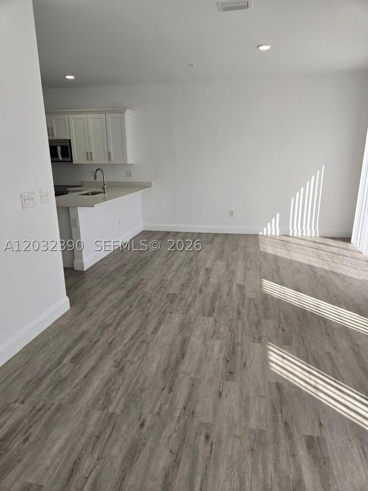4217 Gulfstream Rd - Photo 3 of 24