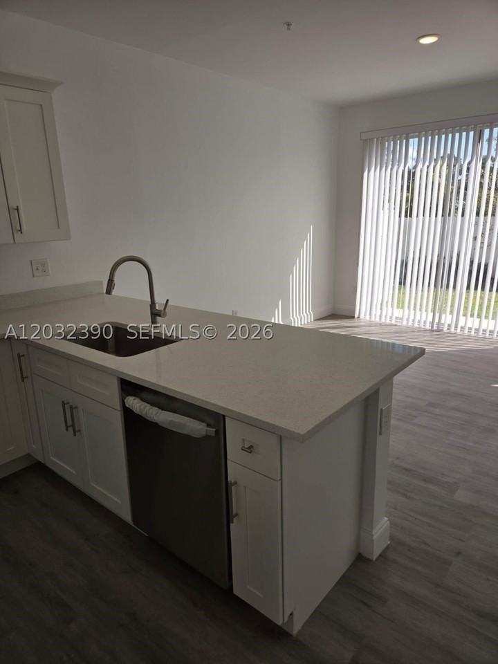 4217 Gulfstream Rd - Photo 4 of 24