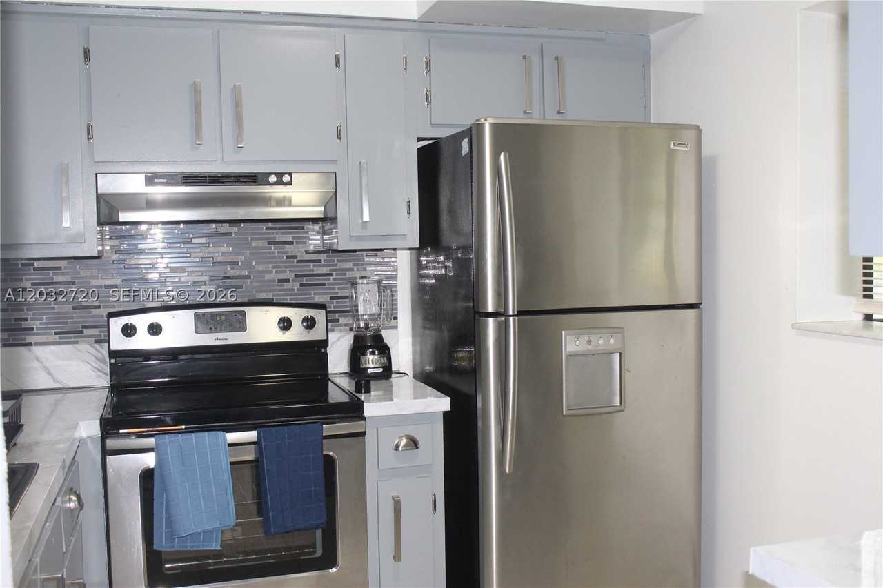 110 Gardens Dr #103 - Photo 3 of 38