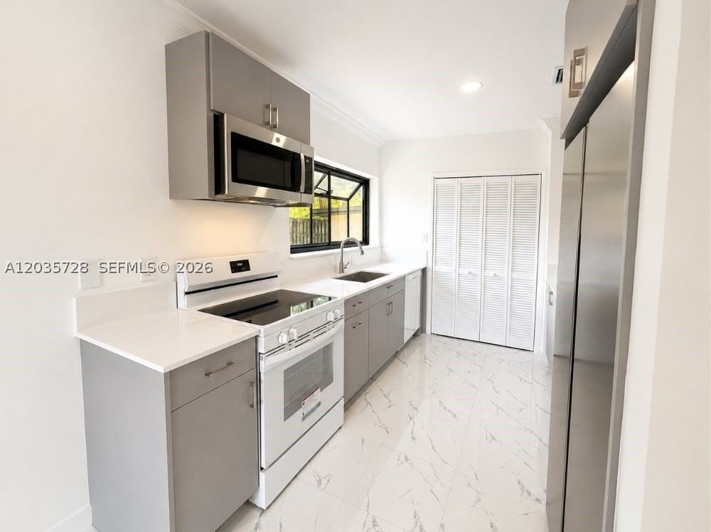 401 S Shore Dr - Photo 4 of 33