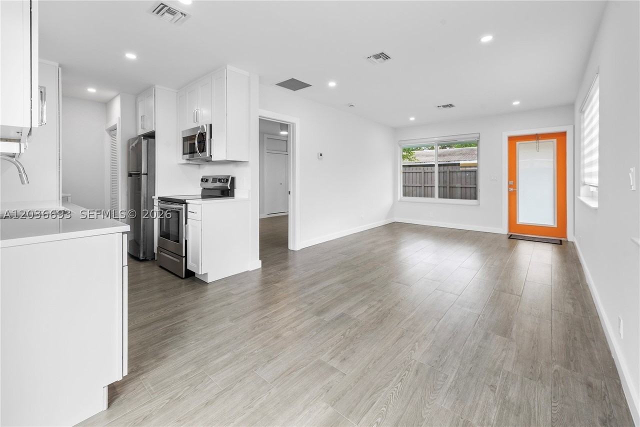 831 Ne 40th St #3 - Photo 5 of 19
