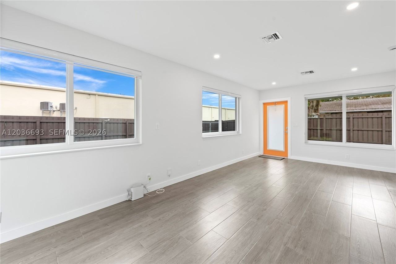 831 Ne 40th St #3 - Photo 6 of 19