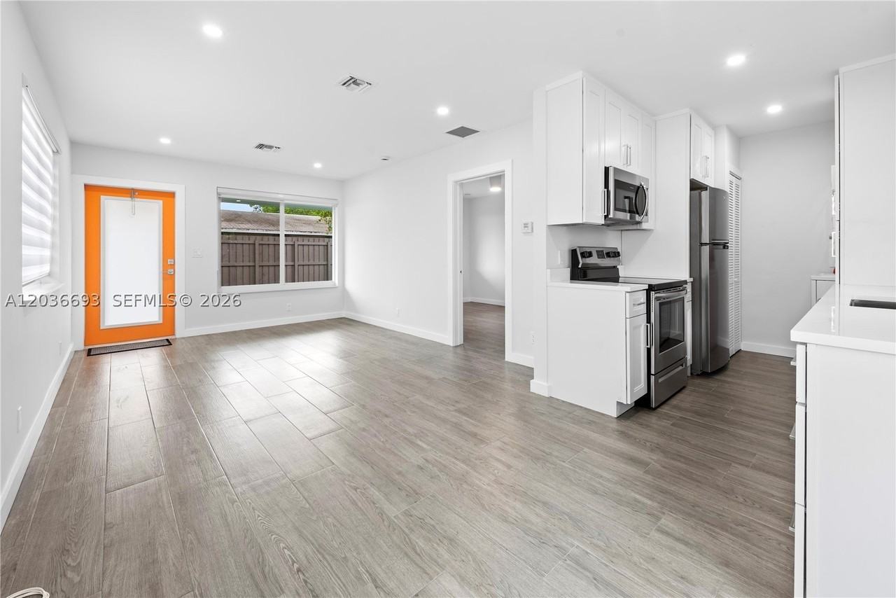 831 Ne 40th St #3 - Photo 7 of 19