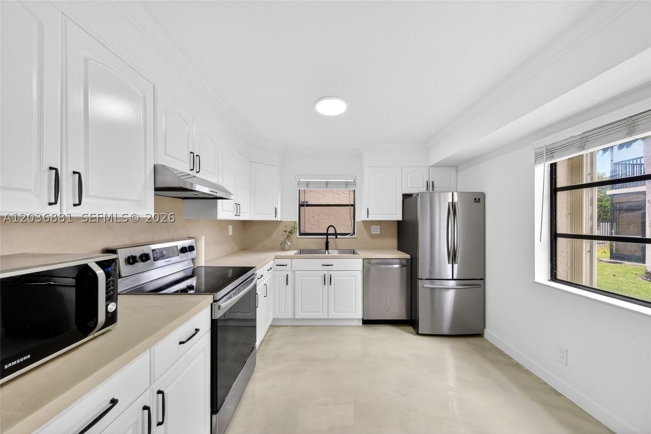 265 Se 10th St #1C - Photo 4 of 31