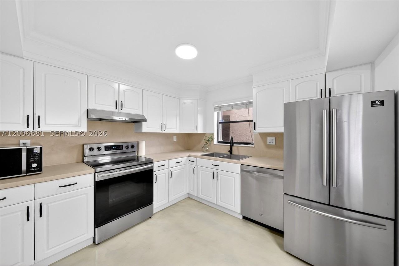 265 Se 10th St #1C - Photo 5 of 31