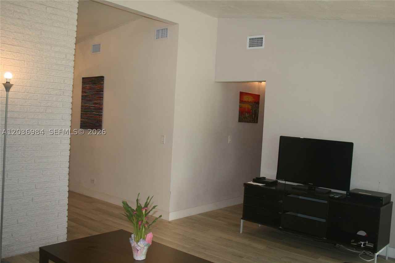 621 Sw 64th Way #1 - Photo 4 of 21