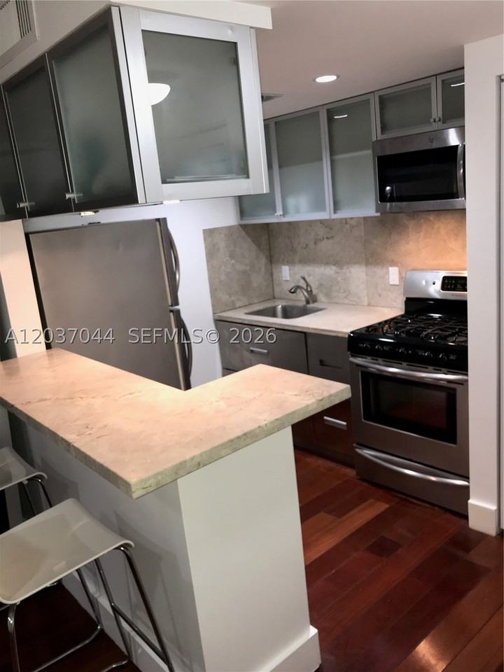 731 6th St #105E - Photo 4 of 16