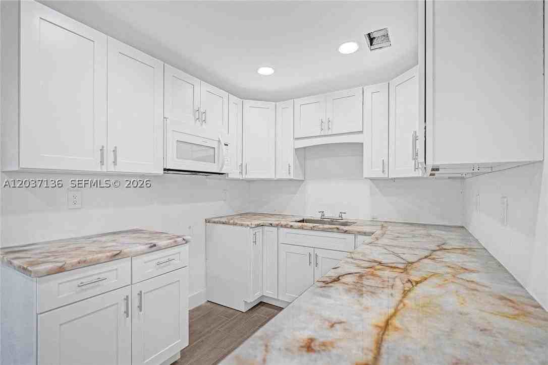 5701 Sw 37th St - Photo 4 of 11