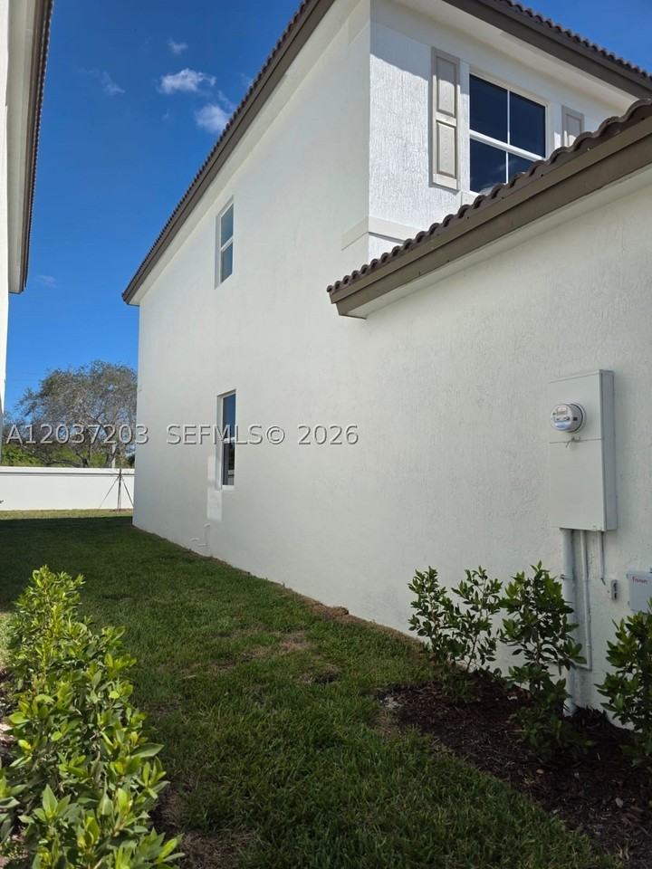 2741 Se 24th Ct - Photo 5 of 27