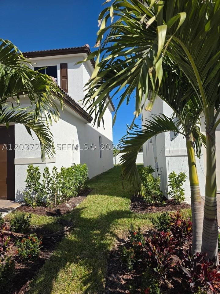 2741 Se 24th Ct - Photo 6 of 27