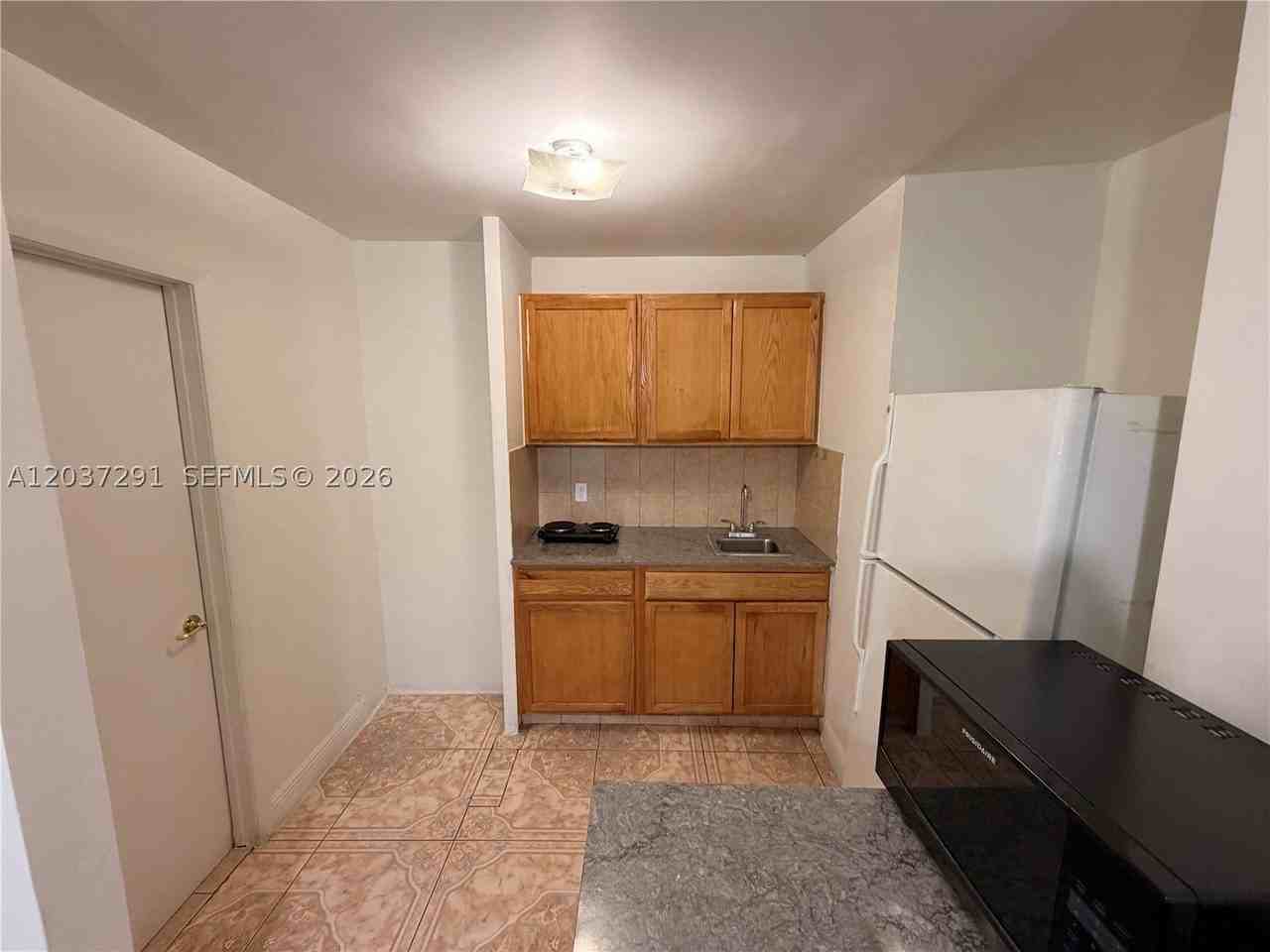 505 E 18th St - Photo 2 of 9