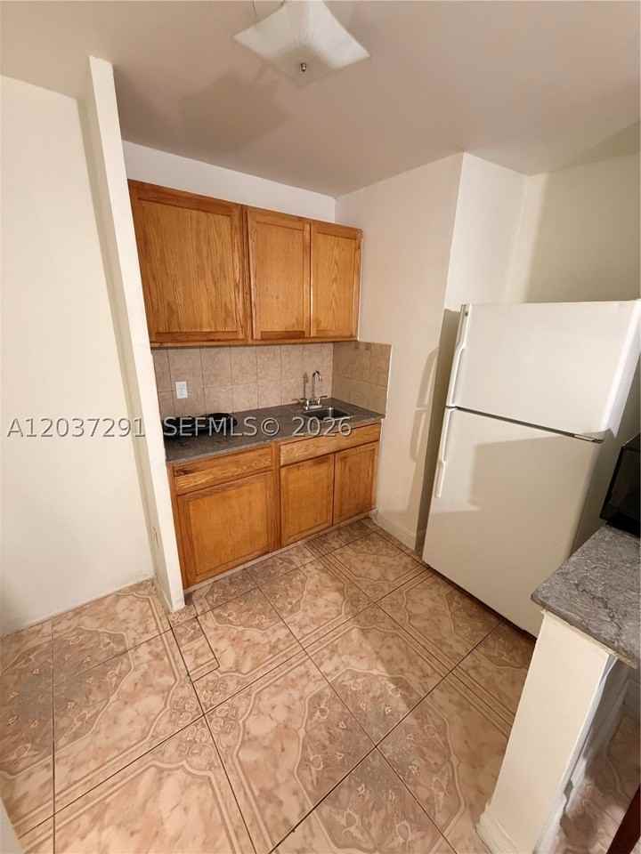 505 E 18th St - Photo 5 of 9