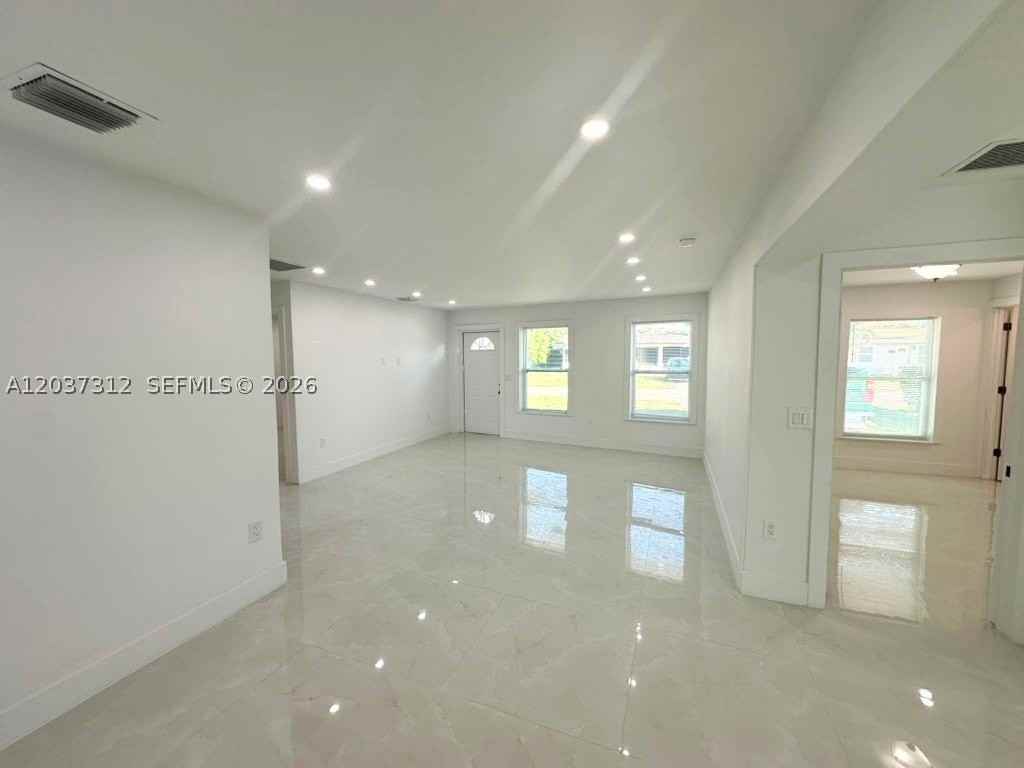 1473 Ne 30th Ct - Photo 5 of 15