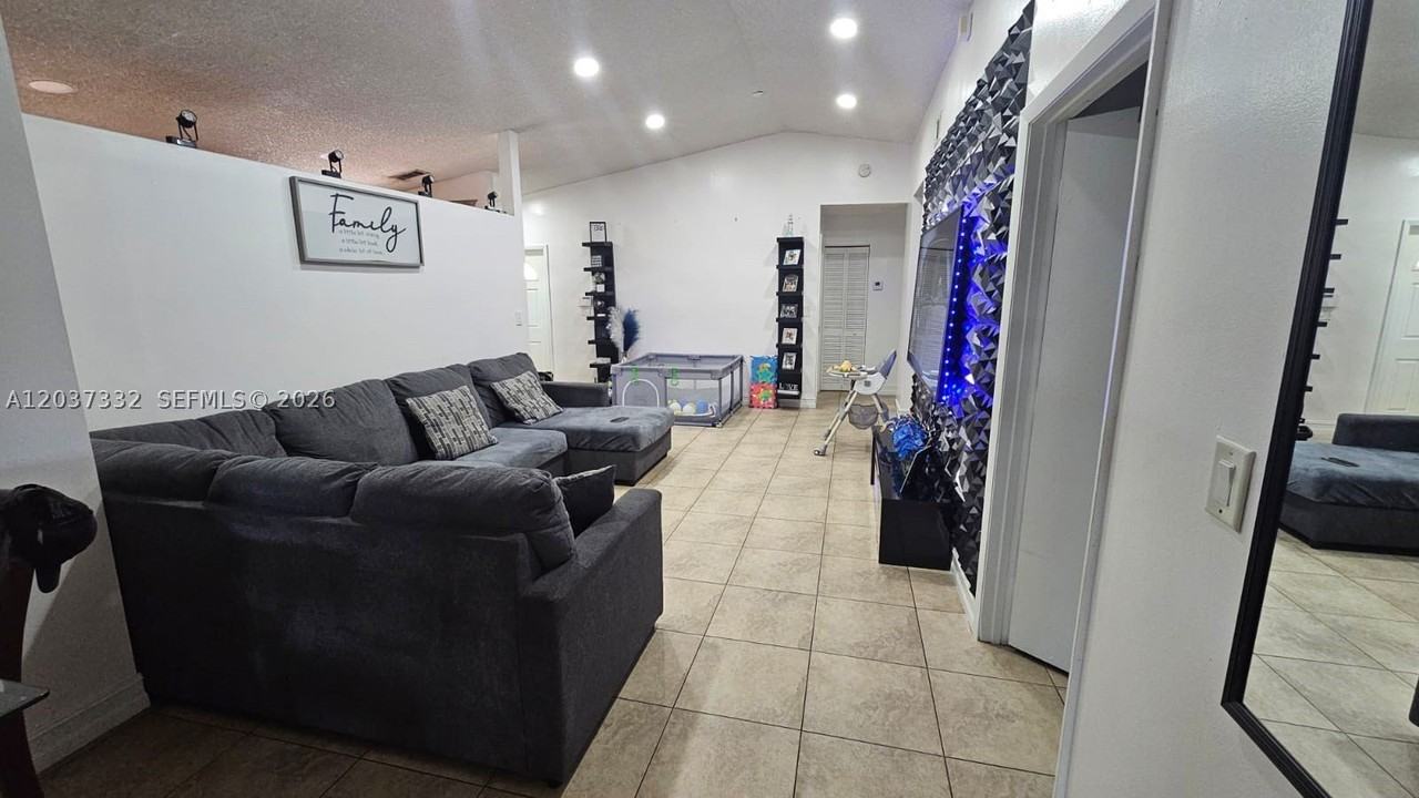 11878 Sw 208th Ter - Photo 4 of 27