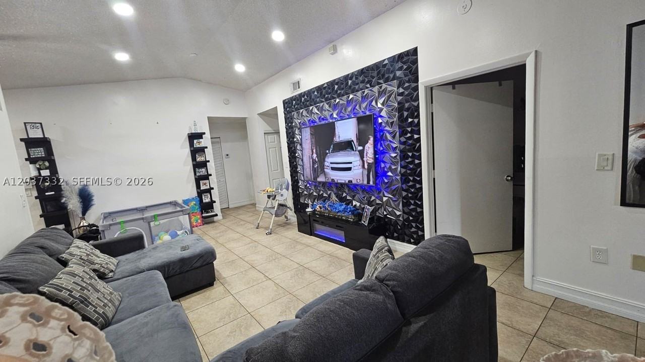 11878 Sw 208th Ter - Photo 5 of 27