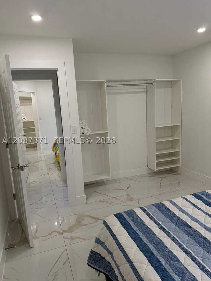 208 Nw 7th St #1 - Photo 4 of 16